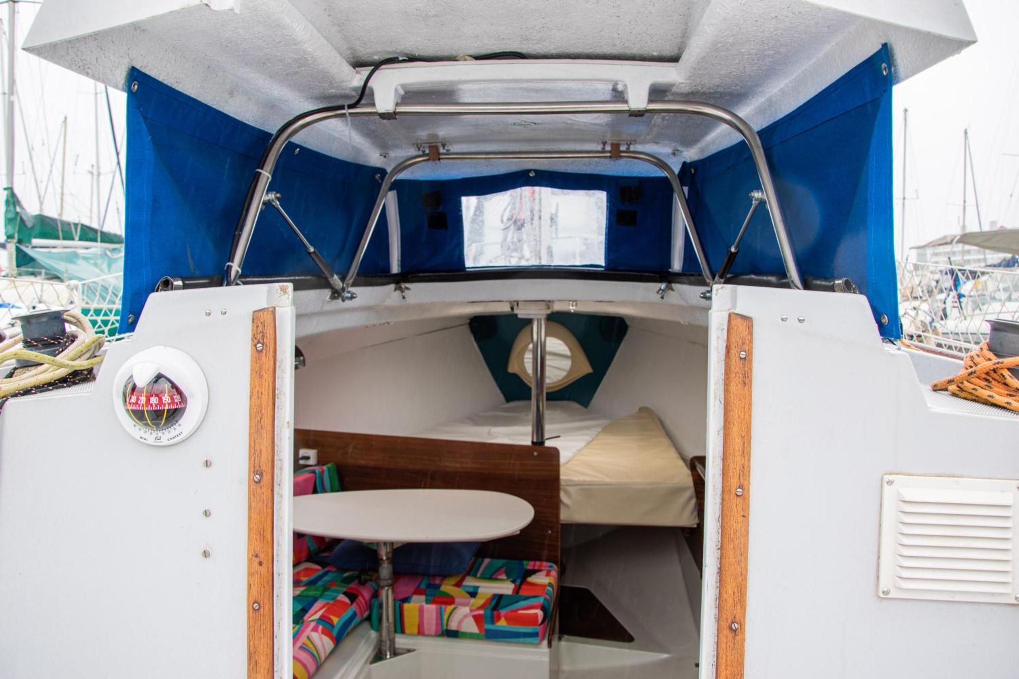 70's Tiny Boat Botel Lissabon
